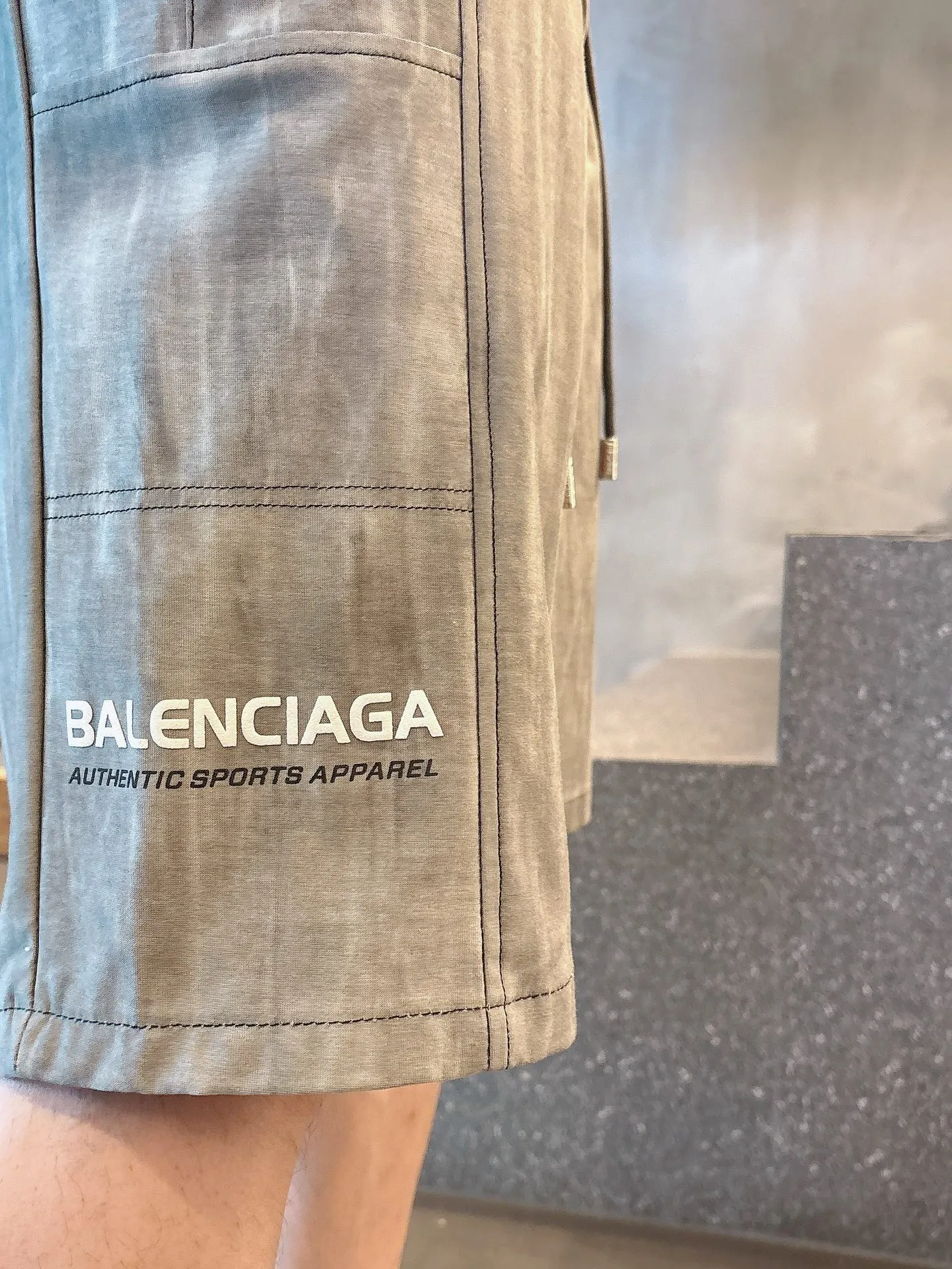 Balenciaga's three-standard complete 2026 summer New Arrival men's casual shorts, advanced custom-made Breathable fabric, Breathable fabric, extremely stretchy and comfortable, impeccable details, top-grade accessories, original logo design concept, delicate and soft feel! The upper body fit is awesome! Size: M-XXXL Please state your height and weight when ordering